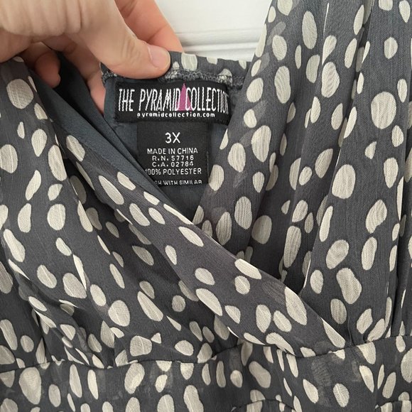 The Pyramid Collection 3X Ruffle Top - Picture 3 of 4